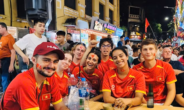 Khách nước ngoài mặc áo cờ đỏ sao vàng cổ vũ bóng đá như người Việt Nam