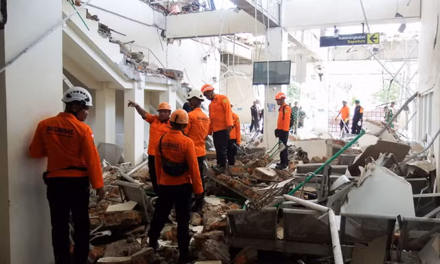 Cảnh tan hoang sau trận động đất khiến hàng chục người thương vong ở Indonesia