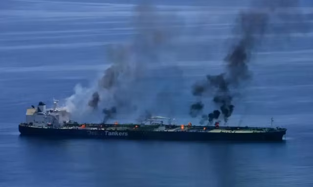 Hai siêu tàu chở dầu bị tấn công trên eo biển Hormuz