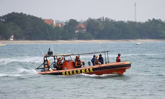 Tàu chở 243 người của Indonesia mất tích trên biển