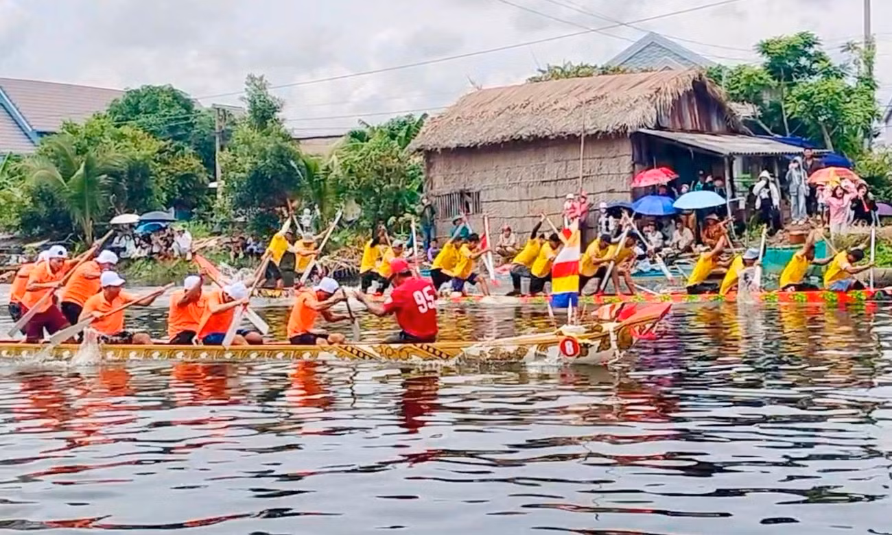 Sôi nổi màn đua ghe ngo mini của 13 đội nam nữ