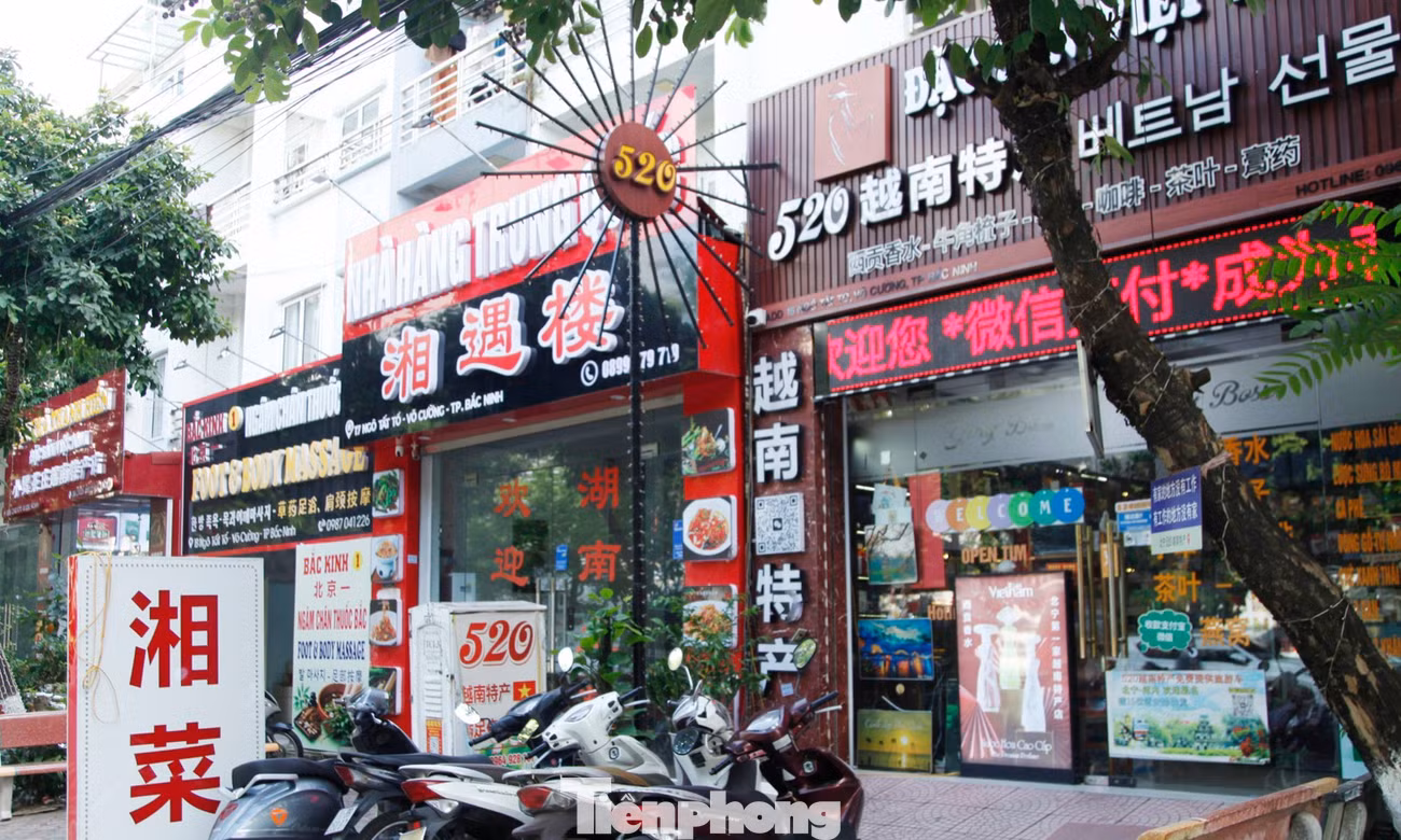 Biển hiệu, banner chữ nước ngoài cũng "bủa vây" đường Ngô Tất Tố thuộc phường Võ Cường (thành phố Bắc Ninh).