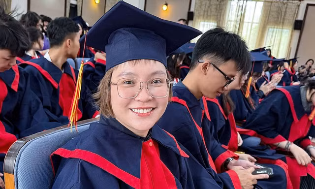 Nữ thủ khoa 38 tuổi của Đại học Mỹ thuật Việt Nam: “Đi chậm cũng được, miễn là đi đúng đường”