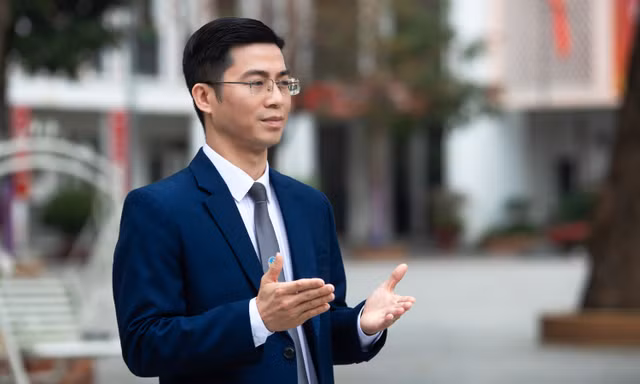 Không thể biến sinh viên thành công cụ truyền thông bắt buộc