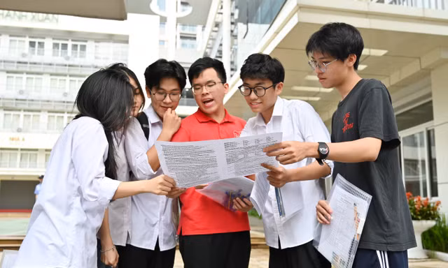 Trút bỏ áp lực sau 12 năm đèn sách: Nụ cười rạng rỡ của các sĩ tử khép lại kỳ thi tốt nghiệp THPT 2026