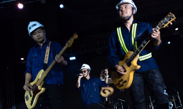 Bức Tường đội mũ, mặc đồ bảo hộ, hát 'Rock xuyên màn đêm' tại Trường ĐH Xây dựng Hà Nội