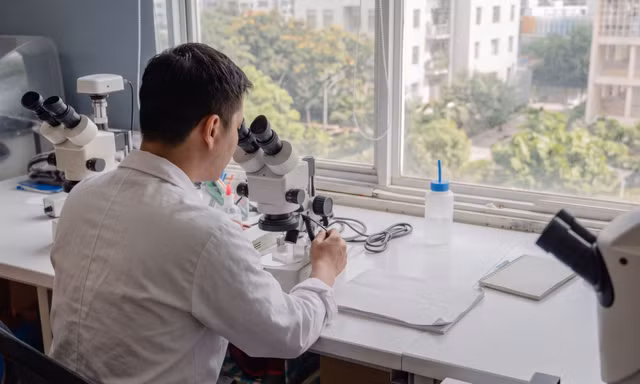 Cuộc chạy đua lương giảng viên giữa các trường đại học (Bài 1): Thực chất hay chỉ 'trăm triệu trên thông báo'?