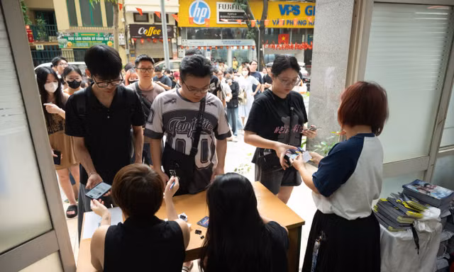 Rất đông các bạn trẻ xếp hàng từ sớm nhận vé Concert Thanh Xuân