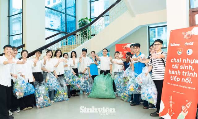 Sinh viên Thủ đô thu gom hàng ngàn vỏ chai nhựa, đóng góp vào quỹ học bổng