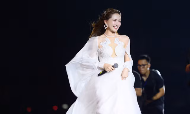Hòa Minzy hòa giọng cùng 20.000 khán giả, làm mới 'Thị Mầu' cực ấn tượng tại Concert Thanh xuân