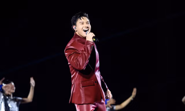 Hàng vạn khán giả 'nổi da gà' trước chất giọng nội lực của Đông Hùng tại Concert 'Thanh xuân'