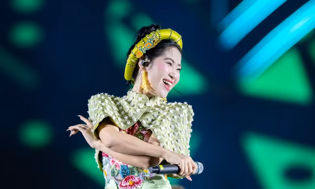 Hà Myo làm hàng vạn người nhún nhảy khi mang 'Xẩm remix' lên sân khấu Concert 'Thanh xuân'