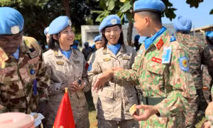 Chiến sĩ 'mũ nồi xanh' mang bất ngờ thú vị cho bạn bè quốc tế