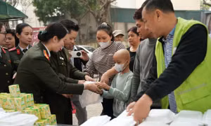 Lan tỏa nghĩa tình từ những 'suất ăn yêu thương' mùa Tết 