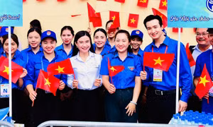 Bí thư Trung ương Đoàn động viên, tặng quà thanh niên tình nguyện phục vụ A80