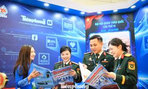 Đại biểu Đại hội Đoàn XIII sôi nổi check-in tại gian trưng bày Báo Tiền Phong 