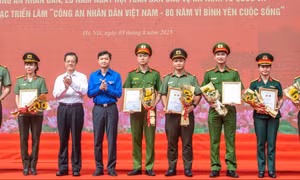 Trao giải Cuộc thi tìm hiểu 80 năm Ngày truyền thống Công an nhân dân 