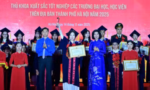 Vinh danh 95 thủ khoa tốt nghiệp xuất sắc các trường đại học, học viện trên địa bàn Thủ đô