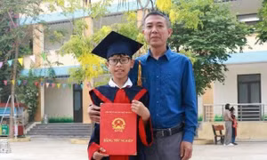 Hai cha con dũng cảm cứu người đuối nước trên sông Hồng