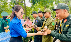 Thanh niên Thủ đô tiếp sức các khối diễu binh, diễu hành trong ngày tổng hợp luyện đầu tiên