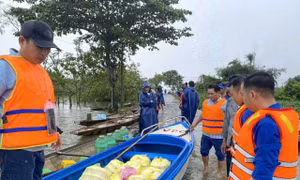Đội thanh niên xung kích phòng chống bão lũ trực 24/24 tại các điểm xung yếu Quảng Trị 