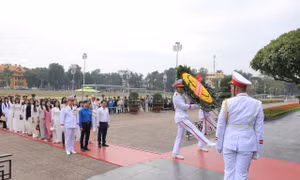 Nhà khoa học trẻ nhận Giải thưởng Quả Cầu Vàng vào Lăng viếng Bác