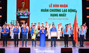 Đội TNTP Hồ Chí Minh đón nhận Huân chương Lao động hạng Nhất