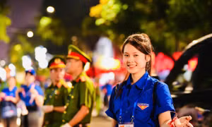 'Áo xanh' dọn rác xuyên đêm trước giờ tổng duyệt diễu binh, diễu hành