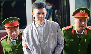 Cảnh sát dẫn giải Chủ tịch Tập đoàn Thuận An cùng đồng phạm đến tòa phúc thẩm