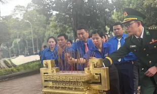 Đoàn TNCS Hồ Chí Minh tỉnh Đắk Lắk, chụp hình lưu niệm tại Tượng đài Bác Hồ với thiếu nhi.