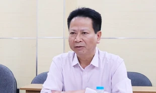 Thủ đoạn che đậy tiền nhận hối lộ của cựu phó cục trưởng đang bỏ trốn