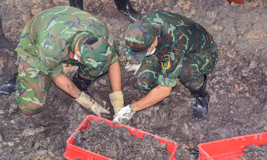 Lực lượng chức năng đã quy tập 7 hài cốt liệt sĩ cùng nhiều di vật tại Công viên Lê Thị Riêng, phục vụ công tác xác minh danh tính.