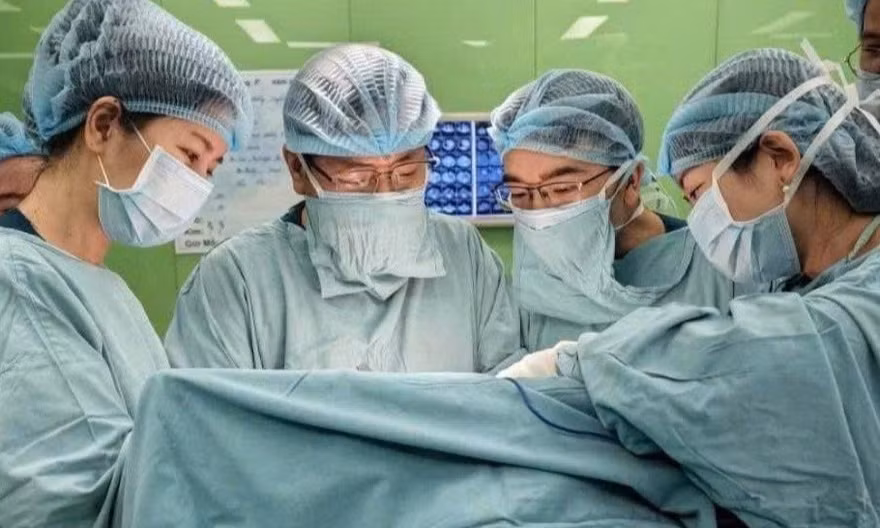 Giành giật sự sống cho bé gái sơ sinh mang u quái khổng lồ