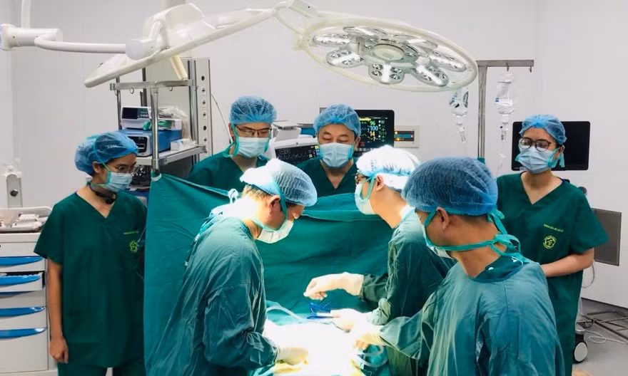 Ca mổ đầu tiên tại Bệnh viện Bạch Mai cơ sở Ninh Bình cứu người đàn ông nguy cơ liệt hai chân