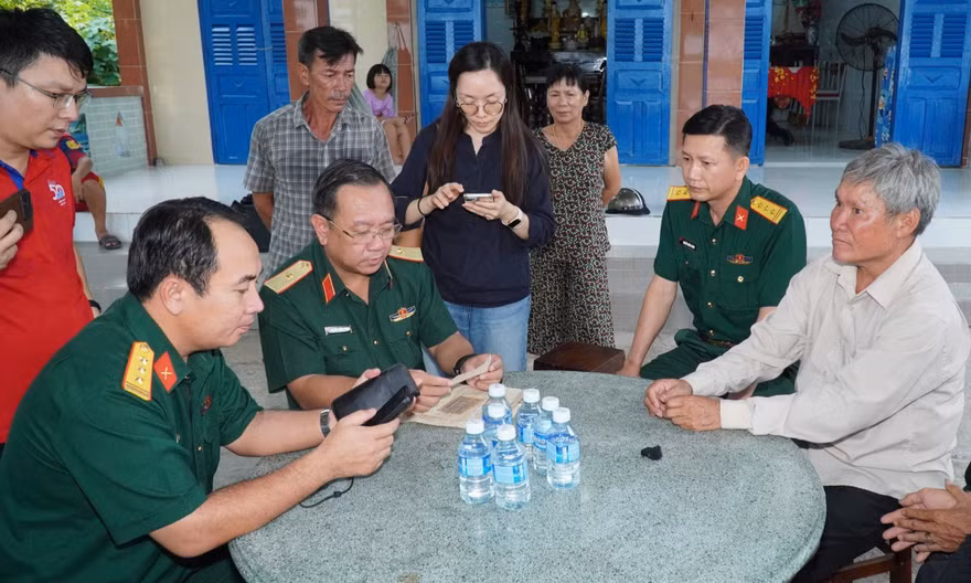 Cuộc gặp xúc động giữa Chính ủy Bộ Tư lệnh TPHCM và gia đình liệt sĩ Huỳnh Văn Quên