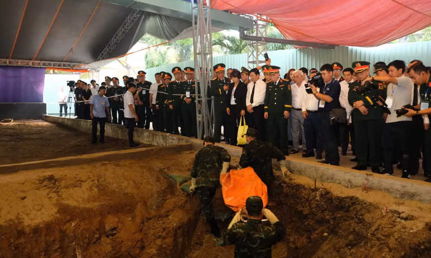 Hài cốt liệt sĩ đầu tiên ở Công viên Lê Thị Riêng xúc động tìm về: 'Còn giữ nguyên quyết định điều động của đơn vị'