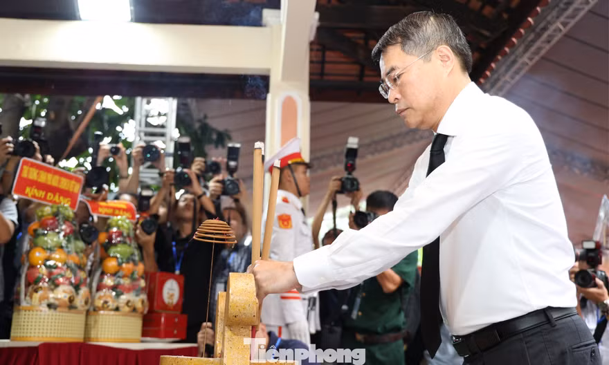 Hình ảnh Thủ tướng dâng hoa, dâng hương tưởng niệm các anh hùng liệt sĩ tại Công viên Lê Thị Riêng