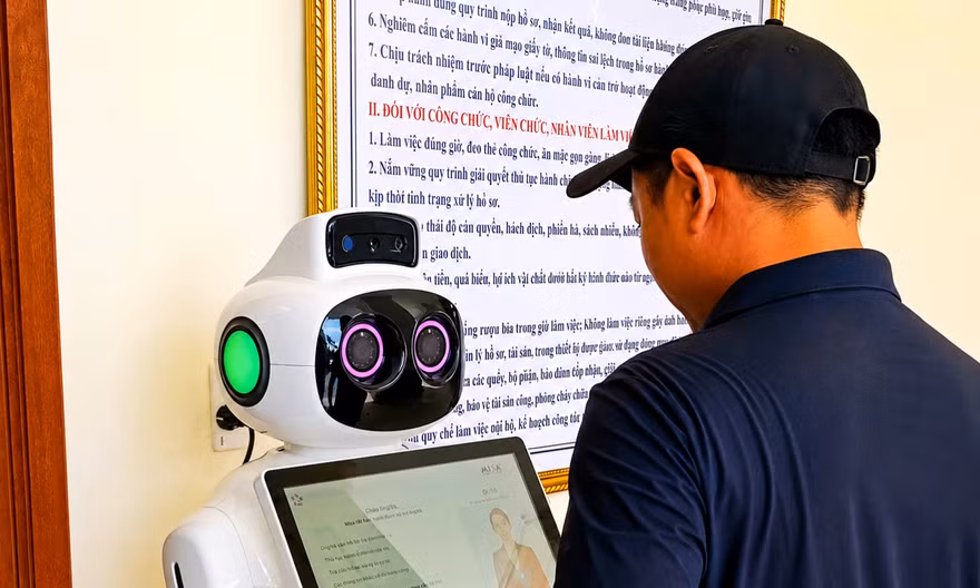 Người dân Đồng Hới thích thú trải nghiệm robot AI hình người làm ‘công chức’ 