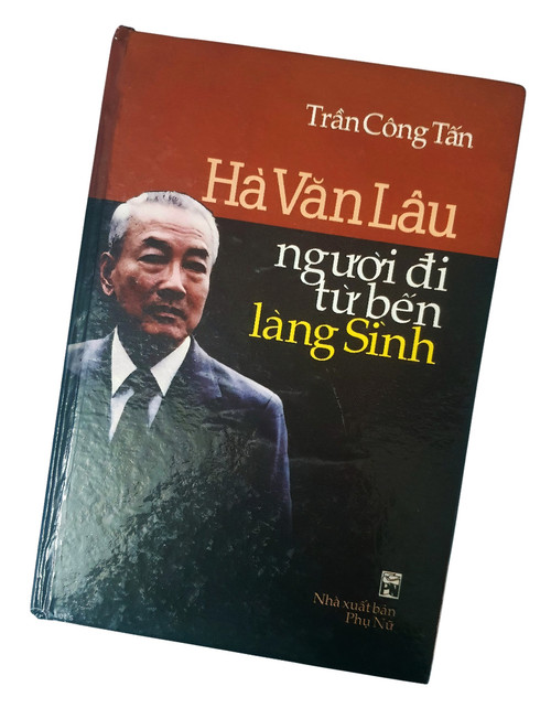 Cuốn sách “Hà Văn Lâu người đến từ làng Sình” Cuốn sách “Hà Văn Lâu người đến từ làng Sình”