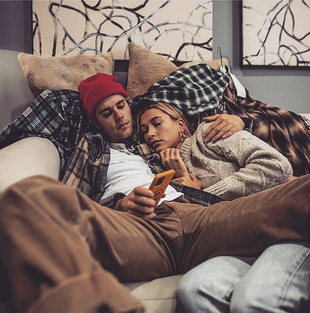 Khoảnh khắc ngọt ngào vợ chồng Bieber khi tự cách ly mùa dịch ảnh 3