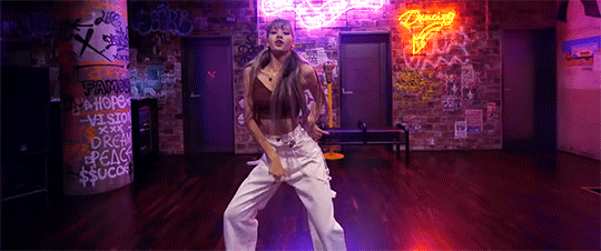 Màn vũ đạo bỏng mắt của Lisa (Black Pink) ảnh 11