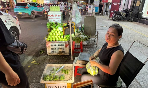 Ớt ra vỉa hè, giá cao ngất