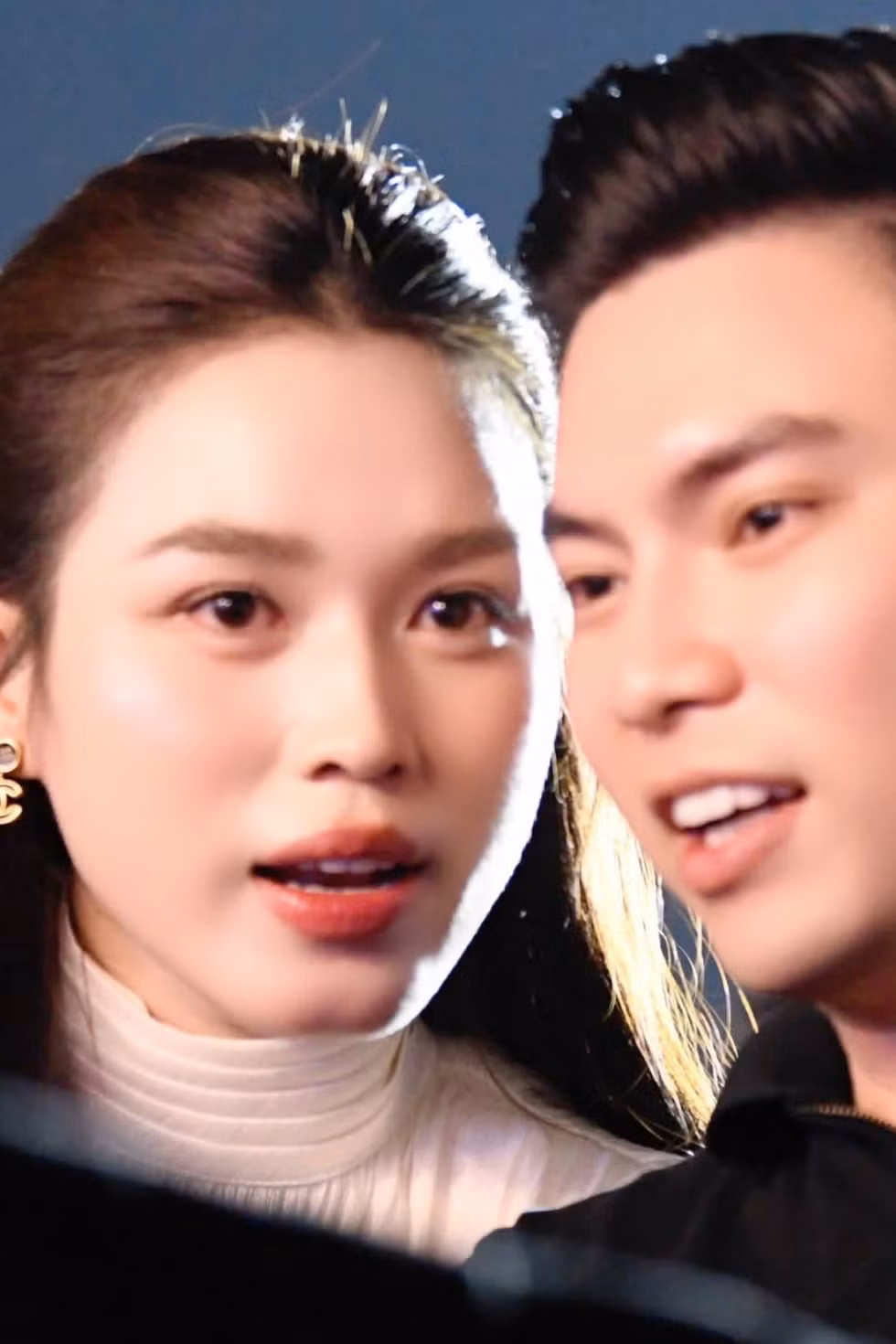 Ảnh Đỗ Thị Hà và chồng đi xem concert Thanh xuân gây sốt