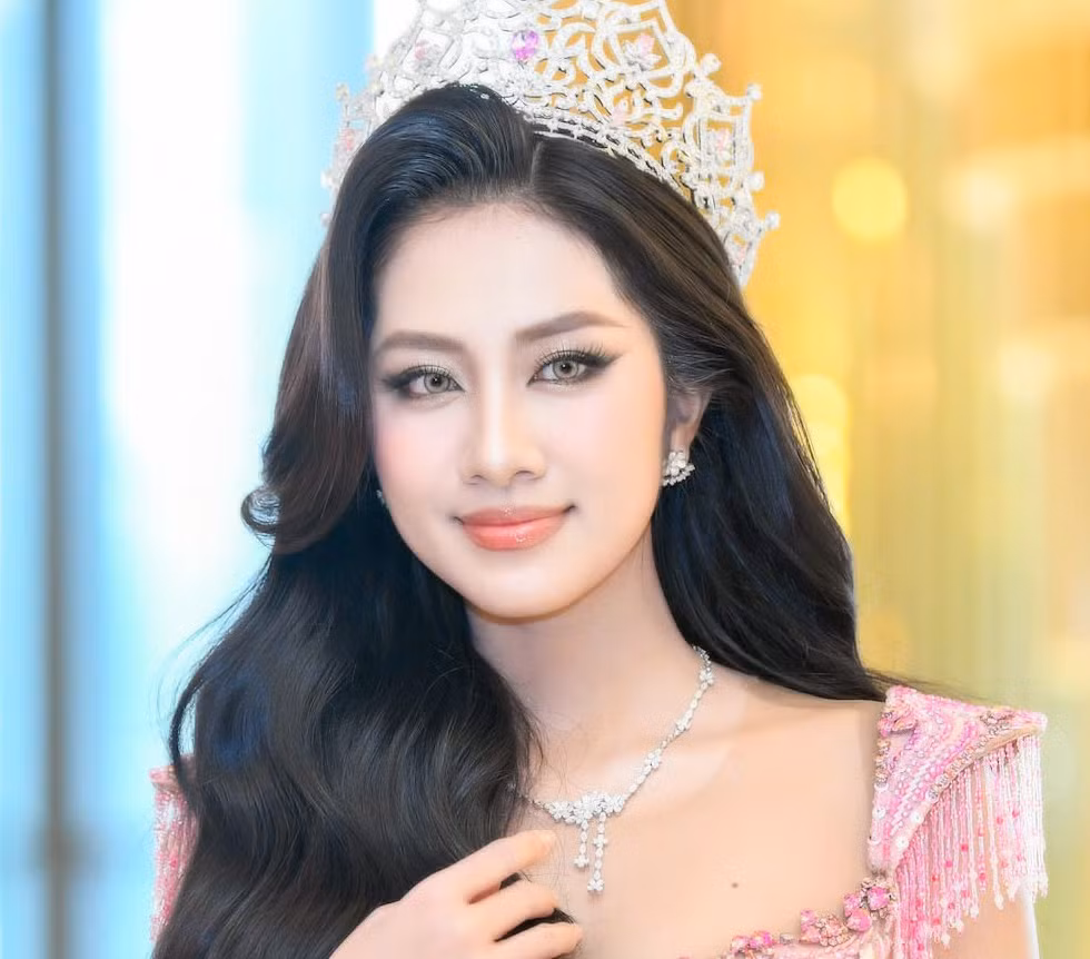 Hoa hậu Hà Trúc Linh: 'Càng học càng thấy mình thiếu gì'