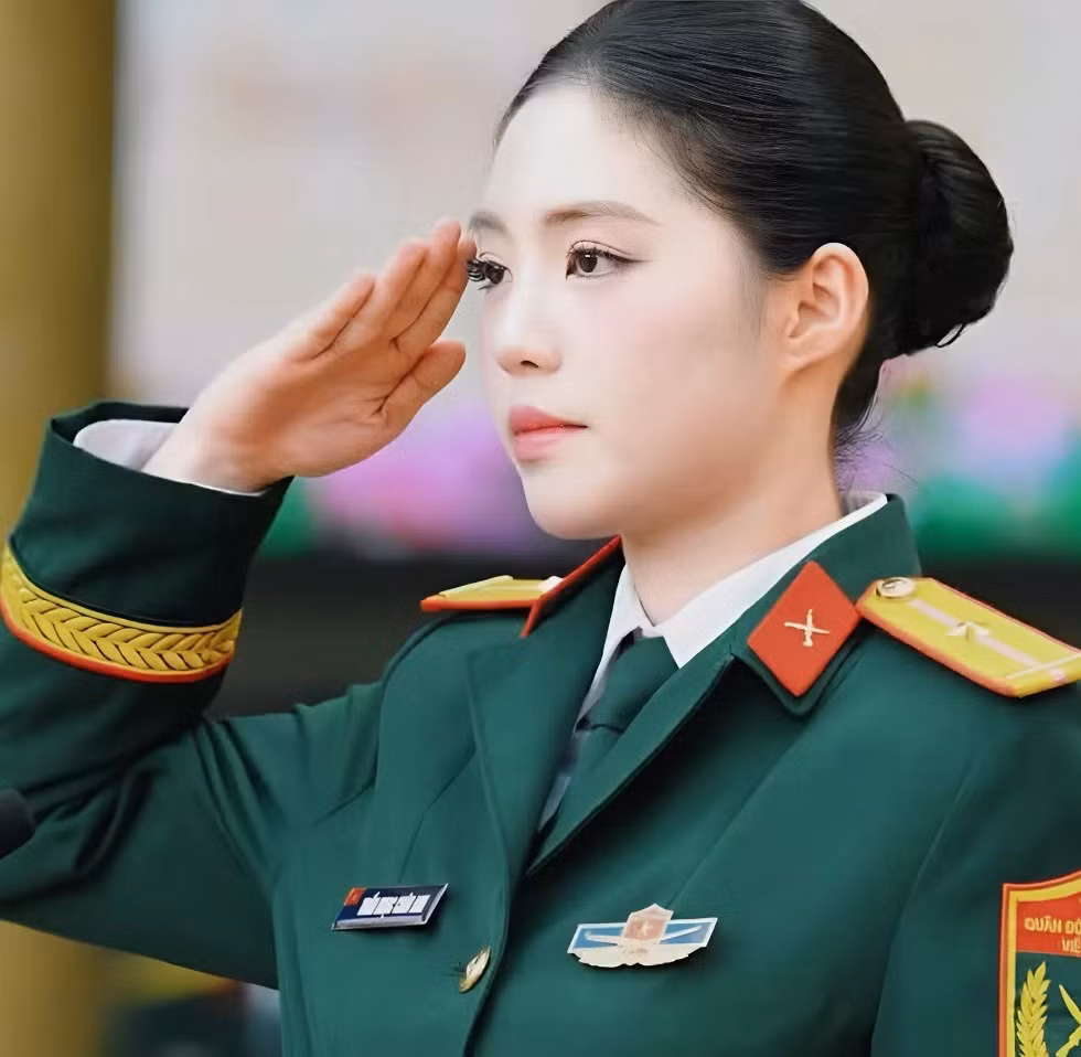 Á hậu Châu Anh được thăng quân hàm Thượng úy