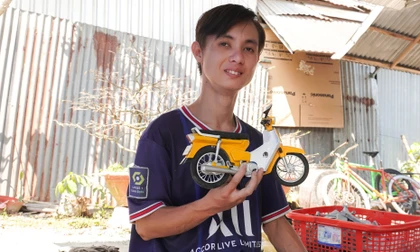 Chàng trai khiếm thính Lê Tấn Phát với đôi bàn tay sáng tạo nên thế giới xe mô hình từ phế liệu