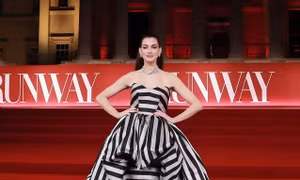 Anne Hathaway đẹp lộng lẫy tại các buổi ra mắt phim The Devil Wears Prada 2