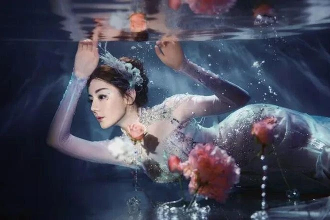 Địch Lệ Nhiệt Ba khiến khán giả 'nín thở' với tạo hình nàng tiên cá buổi dạ hội Tết Nguyên đán