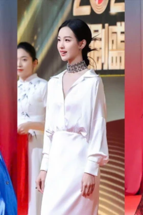 Quốc Kịch Thịnh Điển 2025: Bành Tiểu Nhiễm mang 20 miếng giữ nhiệt, Trần Đô Linh đeo trang sức bạc tỷ