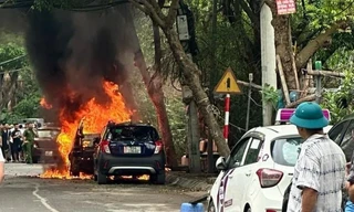 Xế hộp BMW bốc cháy ngùn ngụt giữa trưa ở Hà Nội